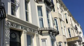 Modern One Bedroom Apartment near the seafront - Image 3