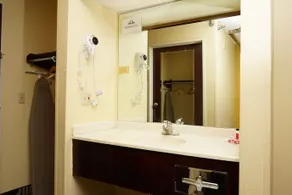 Days Inn & Suites by Wyndham Harvey / Chicago Southland - Image 2