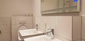 Tolstov-Hotels Large 4 Room Apartment - Image 4