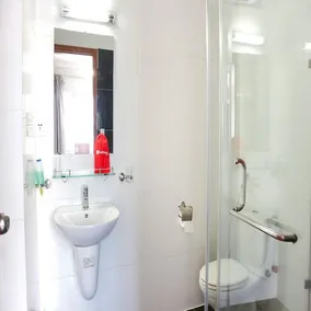 RedDoorz near HIECC Tan Binh - Image 4
