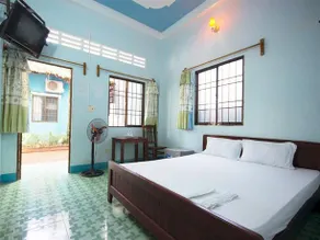 Sunny Backpackers - Image 3