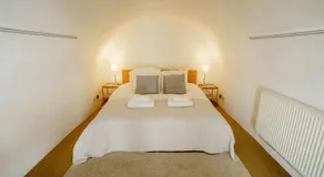 Central Courtyard Apartment - Image 4
