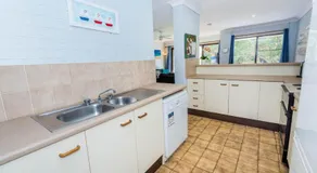 73 'Bay Parklands', 2 Gowrie Avenue - solar heated pool, spa, tennis court & views - Image 2