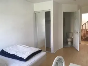 North York University Guest Home - Image 3