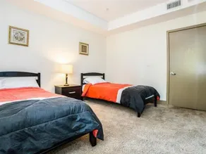 Hollywood Nights Apartment - Image 1