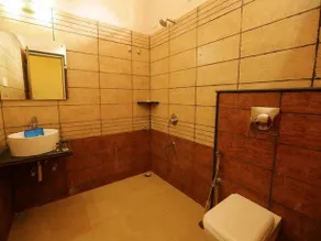 OYO Premium Heritage Stays Charing Cross - Image 5