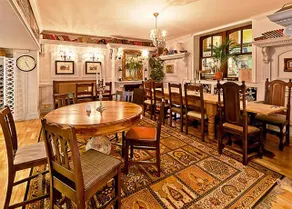 Henri's Bar Brasserie and Rooms - Image 3