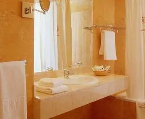 TRYP by Wyndham Madrid Cibeles - Image 2