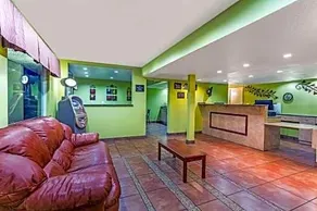 Travelodge by Wyndham Riviera Beach/West - Image 2