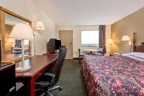 SUNSET INN NORTHLAKE - Image 4