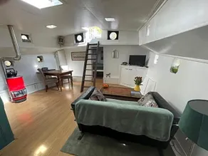 Romantic Houseboat - Image 3