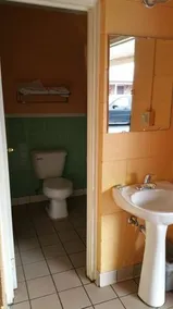 Deluxe Inn - Image 4