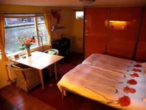 Phildutch Houseboat Amsterdam Bed and Breakfast - Image 2