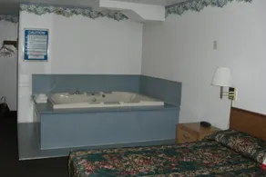 Norwood Inn and Suites - Roseville - Image 5