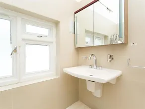 Spacious 5BR Family Home in Battersea203 - Image 5