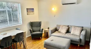 2 Bed Bar Beach Apartment - stroll to beach & cafes, supermarket apartment number 6 - Image 5