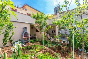 House Lucky - Image 5