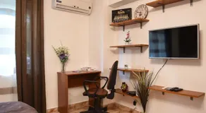 Chic Apartment Near City Center - Image 4
