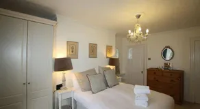 Charming & spacious Georgian garden flat - Image 3