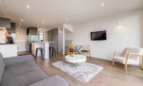 Luxury 3 bedrooms townhouse city fringe - Image 5