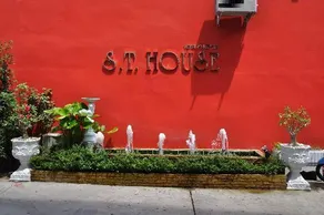 S T House - Image 5