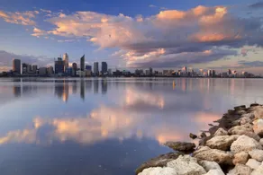 Light bright quality river views Free parking - Image 5