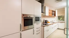 Sunny Lounge Apartment - Image 5