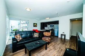 Downtown Plaza Apartment - Image 3