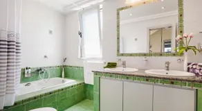 SeaRene Deluxe Seafront Maisonette - Image 5