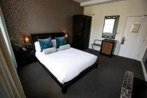 Cinnabar Café Hotel - Image 3