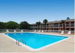 Travelodge by Wyndham Suffolk - Image 2