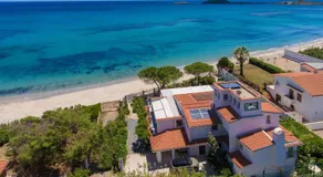 Lussuoso appartamento sulla spiaggia di Nora con jacuzzi e giardino - Image 3