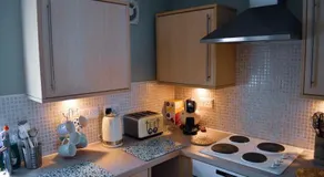 Stylish 2 bed Apartment Parking Great location - Image 3