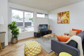 Spacious Apt near Lygon St and Royal Melb Hospital - Image 1