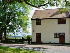 Stunning 2-Bed Cottage - Image 1