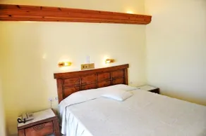 Logan's Beach Hotel - Image 5