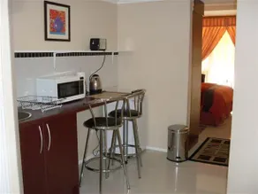 Queen's Place Guest House - Image 2
