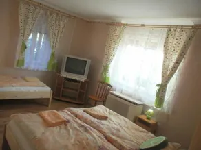 Gyümölcsös Vendégház Poroszló Tisza tó Fruit Orchard Guest House Poroszló Lake Tisza - Image 4