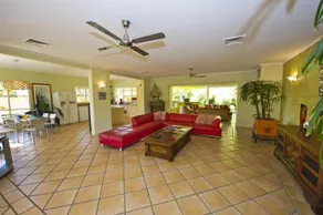 ISLAND HOUSE - Image 3