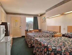 Super 10 Motel - Image 5