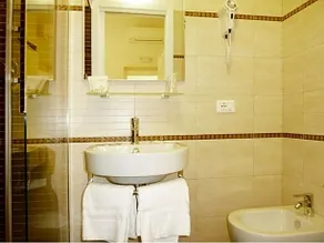 Esquire Inn Roma - Image 4