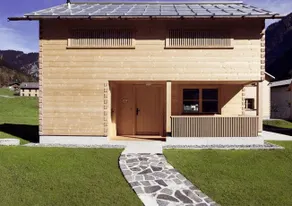 Casa vacacional ideal para familias con terraza, jardín y barbacoa | Vistas a la montaña - Image 2