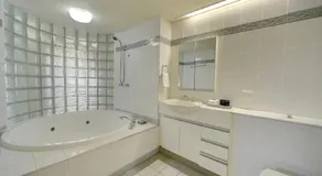 3br Broadbeach Lakefront Apartment - Image 3