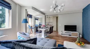 Silver & Gold Apartment - Image 3