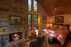Hillside Hideaway 2 Bedrooms 3 Bathrooms Cabin - Image 2