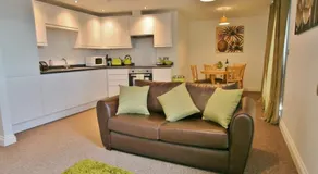 Warwick Place Apartments - Image 2