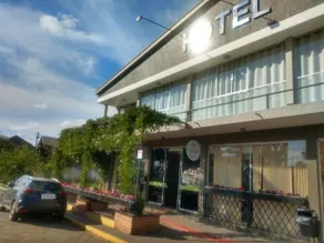 Confort Hotel - Image 1