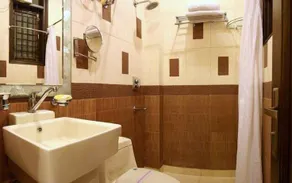 Cosmopolitan Residency Amby Inn - Image 5