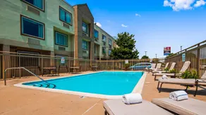 ESTIA Hotel & Suites Glenview - Image 2