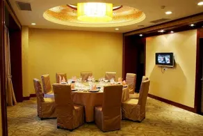Golden Hotel - Image 2